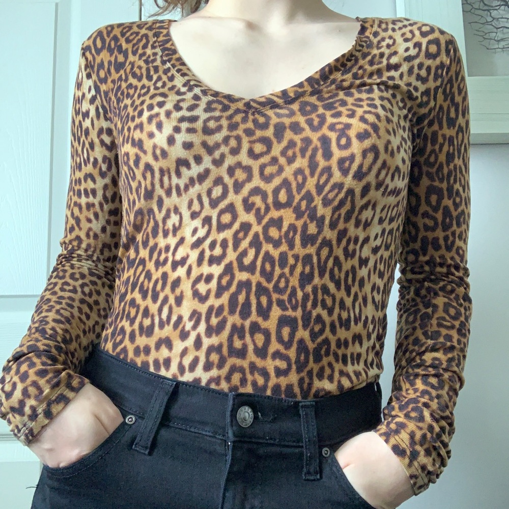 BCBG Leopard Print V Neck Tee 🐆